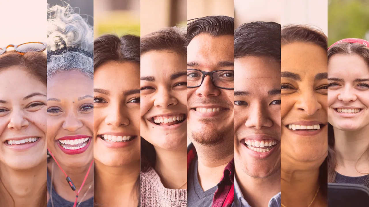 Diversité d'équipe, visages souriants